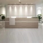 كاونتر استقبال عصري من MDF إسباني مع وحدة أدراج منفصلة – تصميم أنيق للشركات