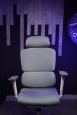 ⁦كرسي  Comfort Max  – راحة استثنائية بتقنية Molded Foam  – ظهر المونيوم – متوفر أسود ورصاصي⁩ - الصورة ⁦2⁩