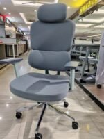 ⁦كرسي  Comfort Max  – راحة استثنائية بتقنية Molded Foam  – ظهر المونيوم – متوفر أسود ورصاصي⁩ - الصورة ⁦5⁩