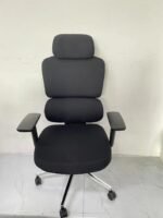 ⁦كرسي  Comfort Max  – راحة استثنائية بتقنية Molded Foam  – ظهر المونيوم – متوفر أسود ورصاصي⁩ - الصورة ⁦3⁩