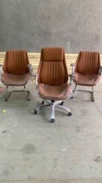 ⁦كرسي انتظار جلد مستورد شاسية نيكل⁩ - الصورة ⁦3⁩