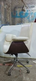 ⁦كرسي مدير جلد فاخر بذراعين مريح – تصميم مودرن أنيق للمكاتب التنفيذية⁩ - الصورة ⁦3⁩