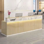 كاونتر استقبال تنفيذي مودرن خشب مضلع فاتح مع رف رخامي وإضاءة LED | كاونتر لمسة للأثاث
