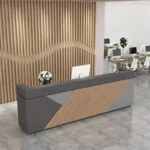 كاونتر استقبال ريسبشن مودرن بتصميم هندسي مائل رمادي مع خشب مضلع | كاونتر لمسة للأثاث