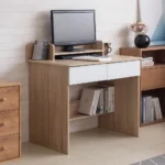 مكتب موظفين مودرن برف علوي لشاشة الكمبيوتر ودرجين بلون خشبي فاتح وأبيض (Modern Employee Desk with Monitor Shelf - Light Wood & White)