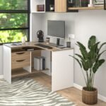 مكتب موظفين مودرن زاوي (حرف L) بـ 3 أرفف ودرجين بلون أبيض وخشب فاتح (Modern L-Shaped Corner Employee Desk - White & Light Wood)