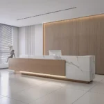 كاونتر استقبال ريسبشن فاخر بتصميم رخام أبيض متداخل مع خشب طبيعي وإضاءة LED | كاونتر لمسة للأثاث