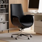 كرسي مكتب إداري فاخر بتطعيمات فورمايكا خشبية داكنة (جوزي) - جلد أسود (Executive Office Chair - Black Leather with Dark Walnut-Look Shell)