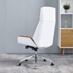 كرسي مكتب إداري مودرن ثنائي اللون بظهر عالي - هيكل أبيض وجلد هافان فاخر (Modern Executive Dual-Color High-Back Chair - White Shell & Tan Leather)