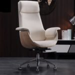 كرسي مكتب إداري فاخر بظهر عالي وتطعيمات فورمايكا خشبية فاتحة - جلد كريمي / أوف وايت (Executive High-Back Office Chair - Cream Leather with Light Wood-Look Shell)