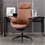 كرسي مكتب إداري فاخر بظهر عالي وتطعيمات فورمايكا خشبية وقاعدة سوداء - جلد بني دافئ (Executive High-Back Office Chair - Warm Brown Leather with Wood-Look Shell & Black Base)