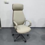 كرسي مكتب إداري فاخر بمسند رأس مدمج وتصميم ثنائي اللون - جلد كريمي وبني (High-Back Executive Swivel Office Chair with Integrated Headrest - Two-Tone Cream & Brown Leather)