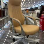 كرسي مكتب إداري فاخر بظهر مرتفع وتطعيم خشبي - جلد جملي/هافان مع قاعدة كروم (High-Back Executive Swivel Chair with Wood-Grain Accent - Camel Leather)